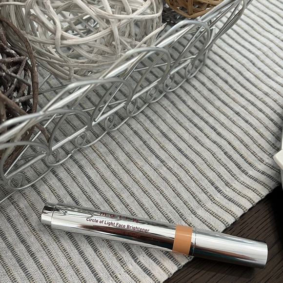 MALLY BEAUTY CIRCLE OF LIGHT FACE Brightener Shade" DEEPER " FREE SHIPPING - Picture 3 of 3